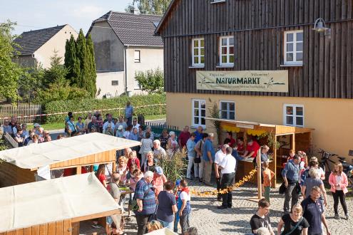 Einlass zum Deutsch-Sorbischen Naturmarkt in Wartha (Foto: Ralf M. Schreyer)