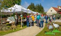 Gäste am Infostand der Biosphärenreservatsverwaltung zum 21. Deutsch-Sorbischen Frühjahrs-Naturmarkt (Foto: Bodo Hering)